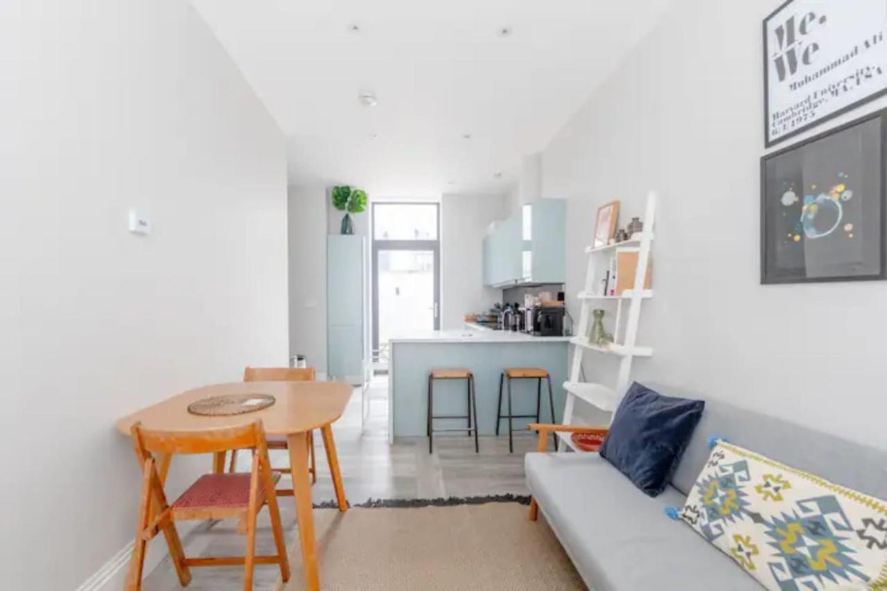 Chic 1bd Flat Wpatio - 2 Mins From Baron's Court! Apartment *