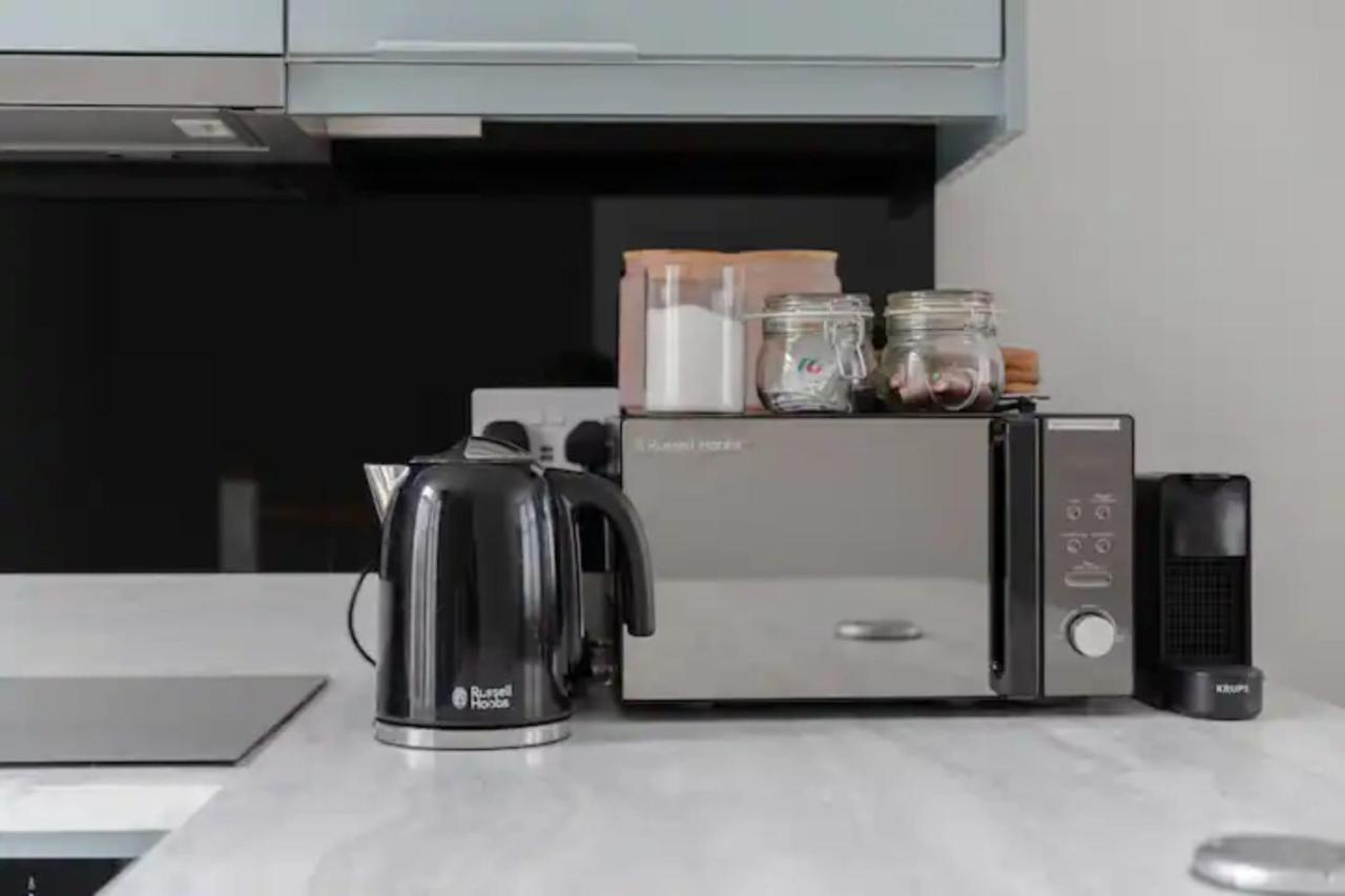 Chic 1bd Flat Wpatio - 2 Mins From Baron's Court! Apartment