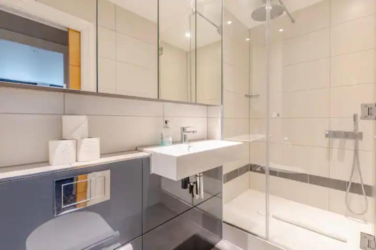 Chic 1bd Flat Wpatio - 2 Mins From Baron's Court! Apartment London