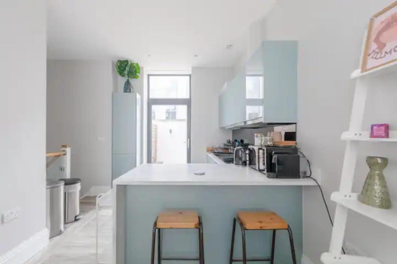 Chic 1bd Flat Wpatio - 2 Mins From Baron's Court! * London