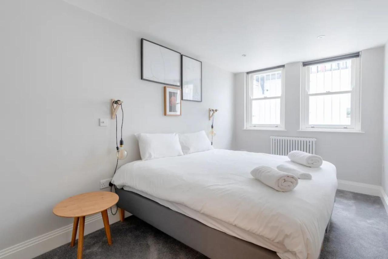 Chic 1bd Flat Wpatio - 2 Mins From Baron's Court! Apartment *