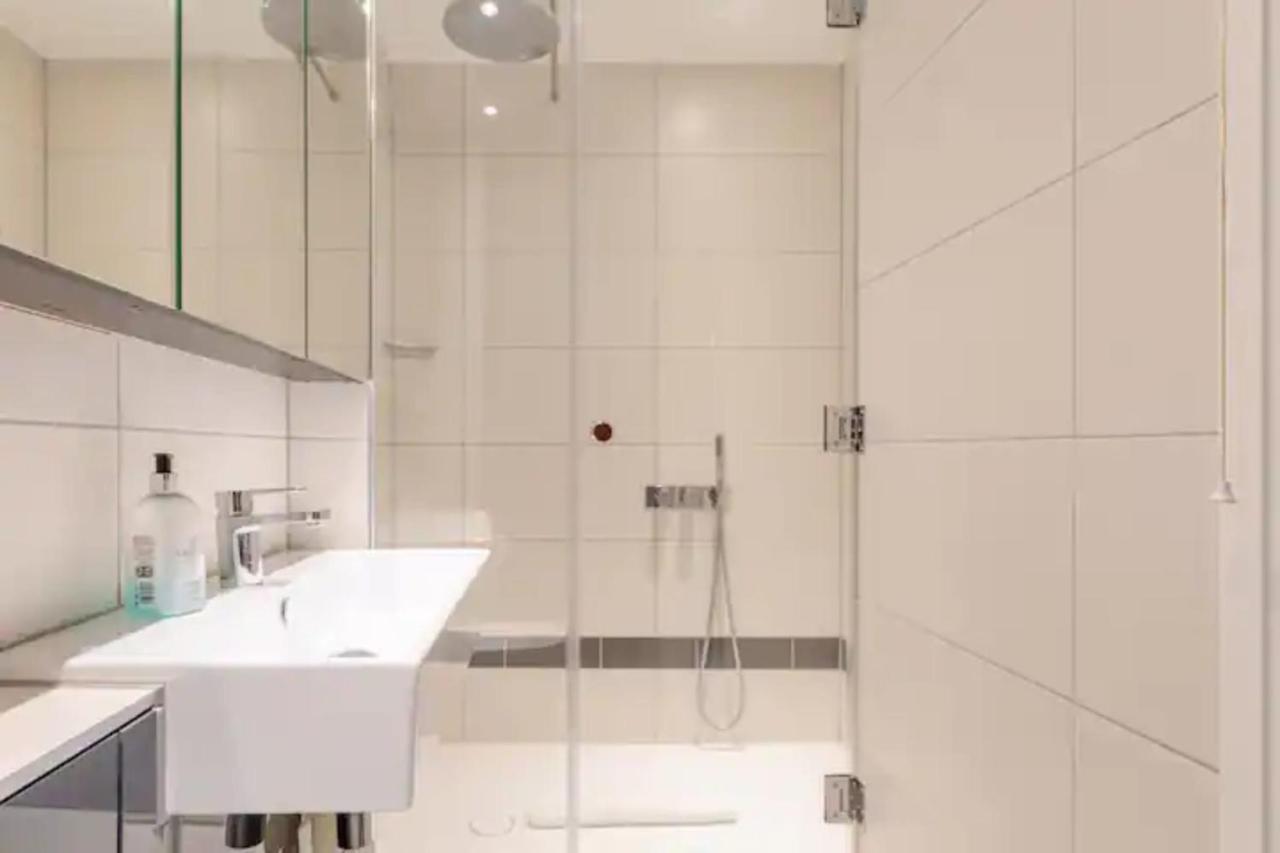 Chic 1bd Flat Wpatio - 2 Mins From Baron's Court! * London