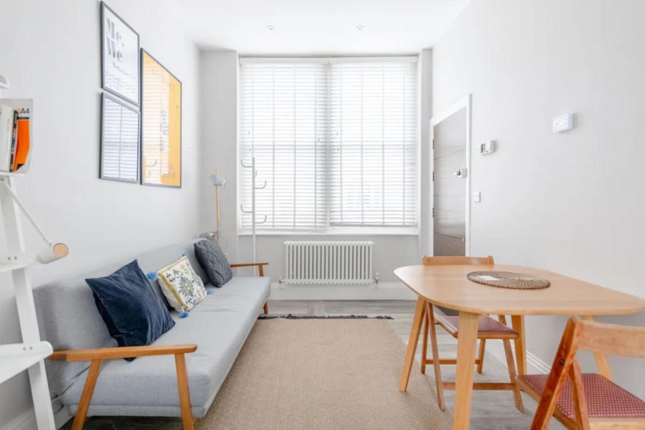 Chic 1bd Flat Wpatio - 2 Mins From Baron's Court!