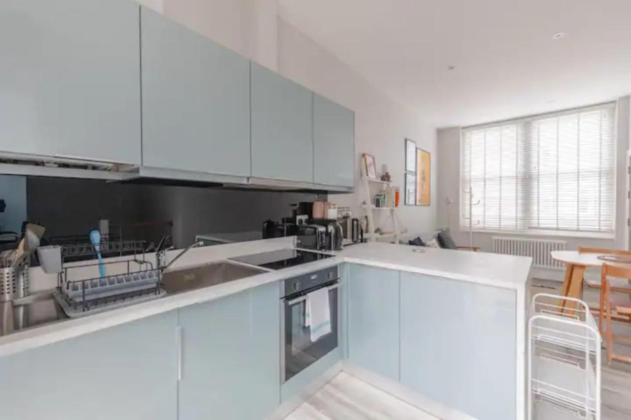 Chic 1bd Flat Wpatio - 2 Mins From Baron's Court! * London