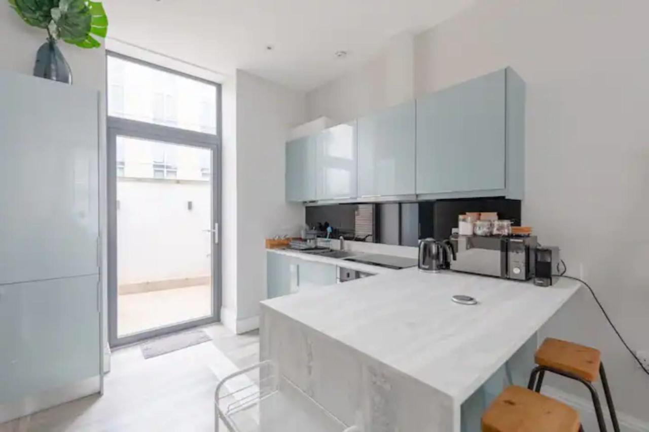 Apartment Chic 1bd Flat Wpatio - 2 Mins From Baron's Court! London