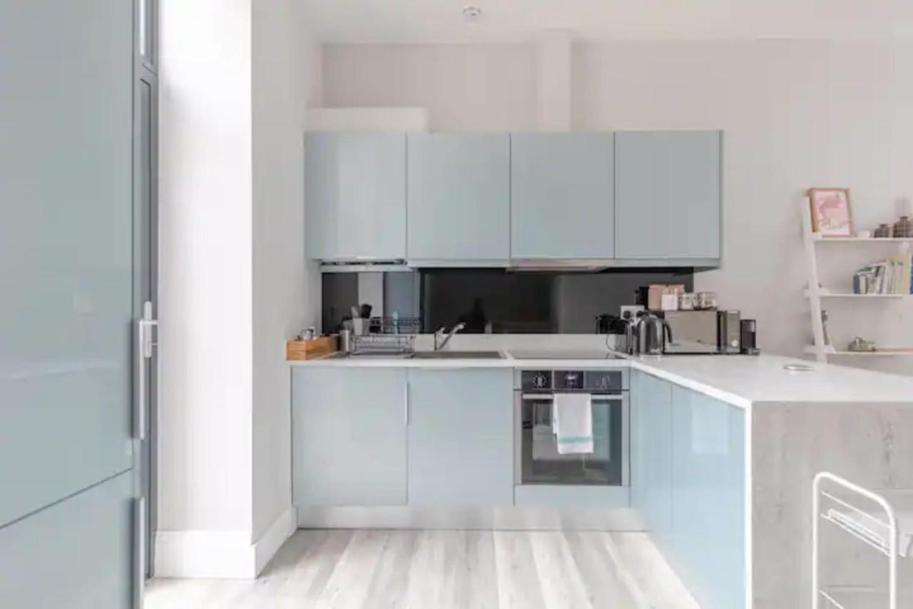 Chic 1bd Flat Wpatio - 2 Mins From Baron's Court! Apartment London