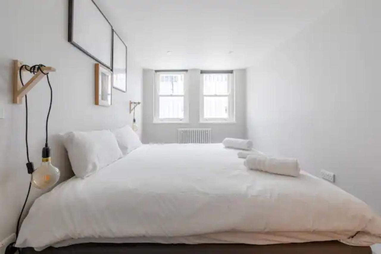 Chic 1bd Flat Wpatio - 2 Mins From Baron's Court! Apartment