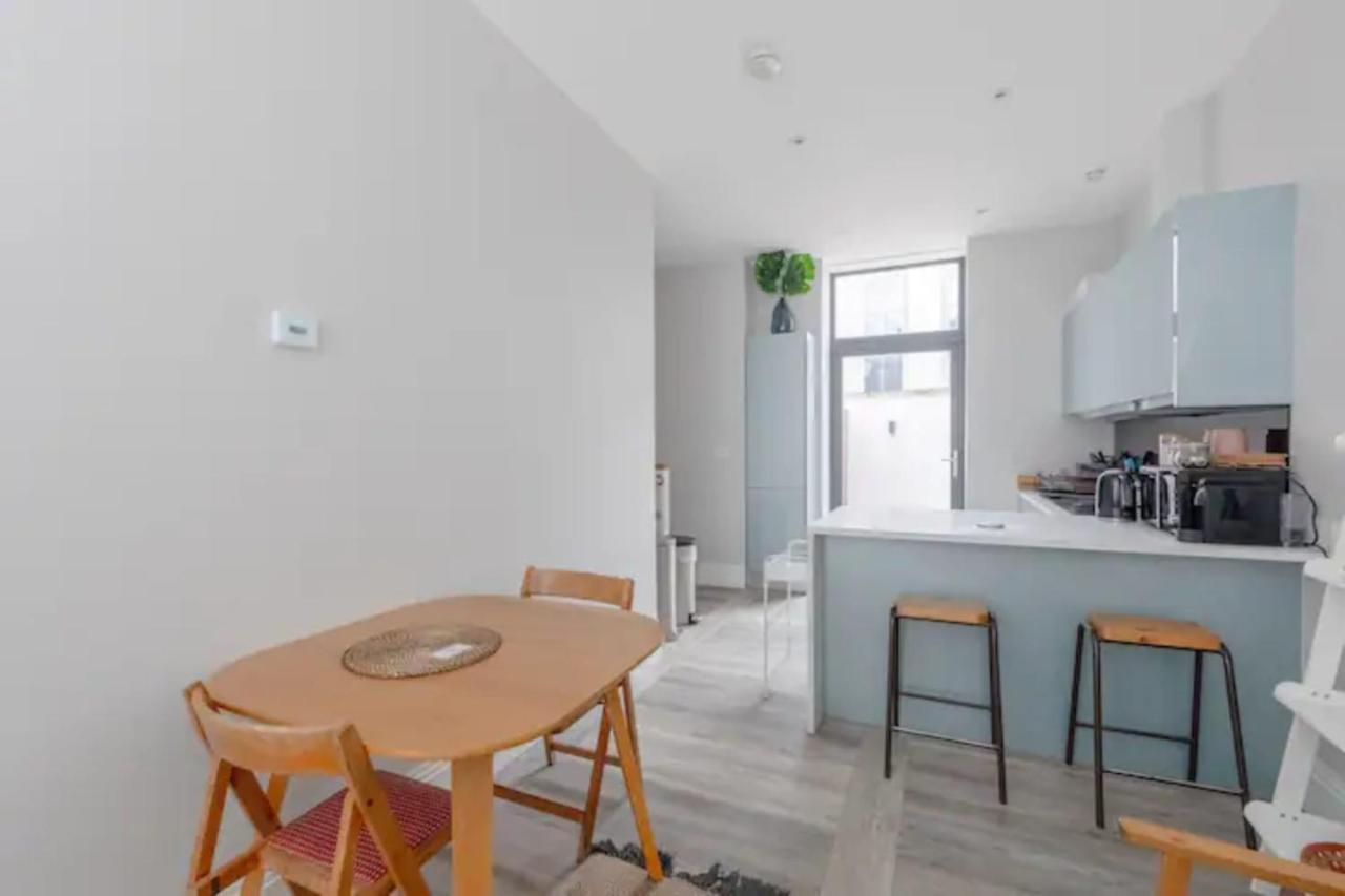 Chic 1bd Flat Wpatio - 2 Mins From Baron's Court! Apartment *