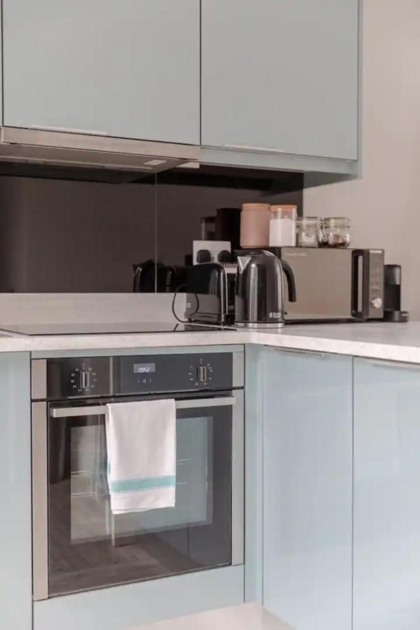 Apartment Chic 1bd Flat Wpatio - 2 Mins From Baron's Court! *