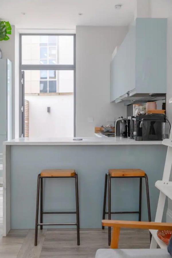Apartment Chic 1bd Flat Wpatio - 2 Mins From Baron's Court! *