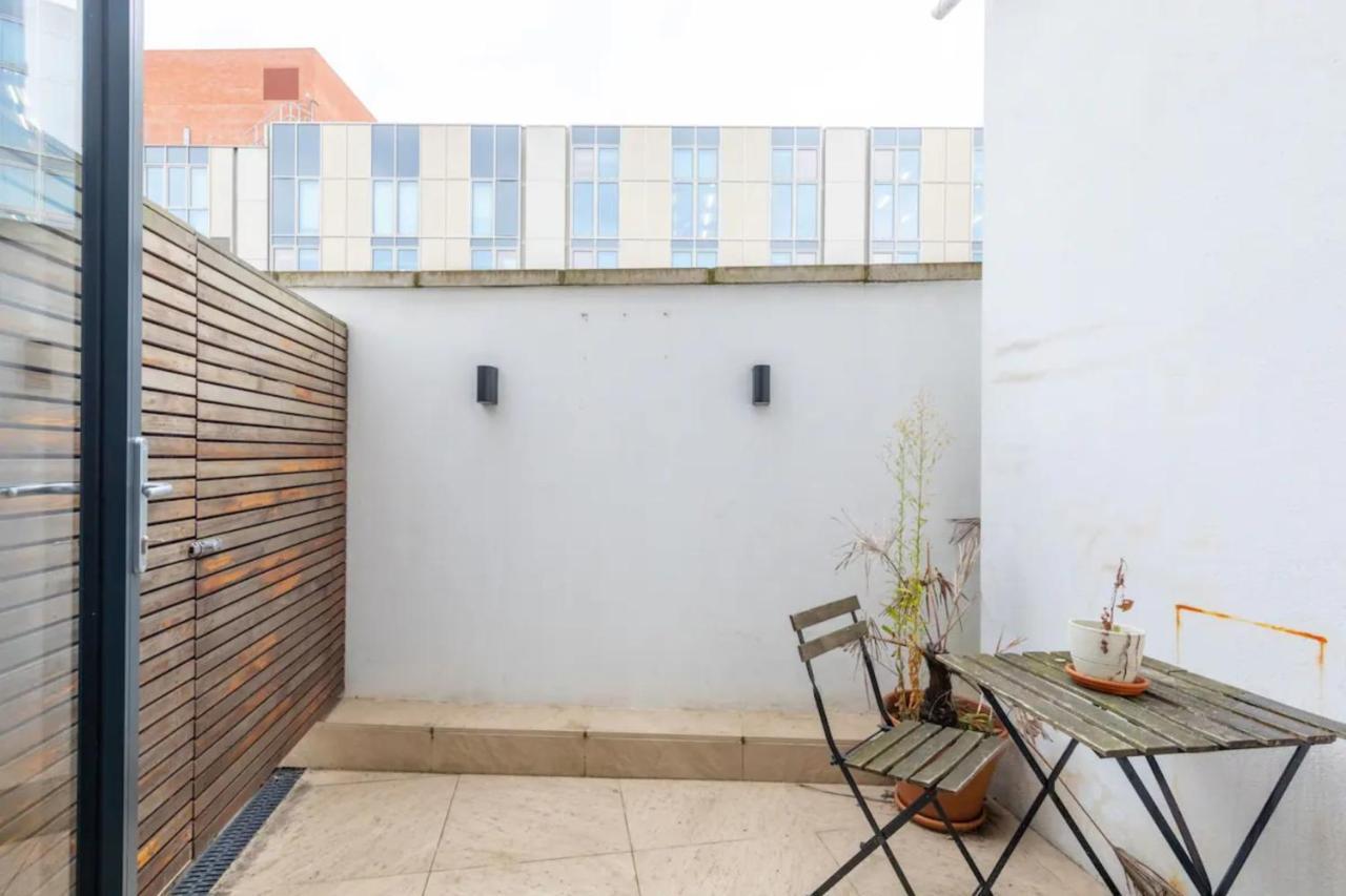 Chic 1bd Flat Wpatio - 2 Mins From Baron's Court! Apartment